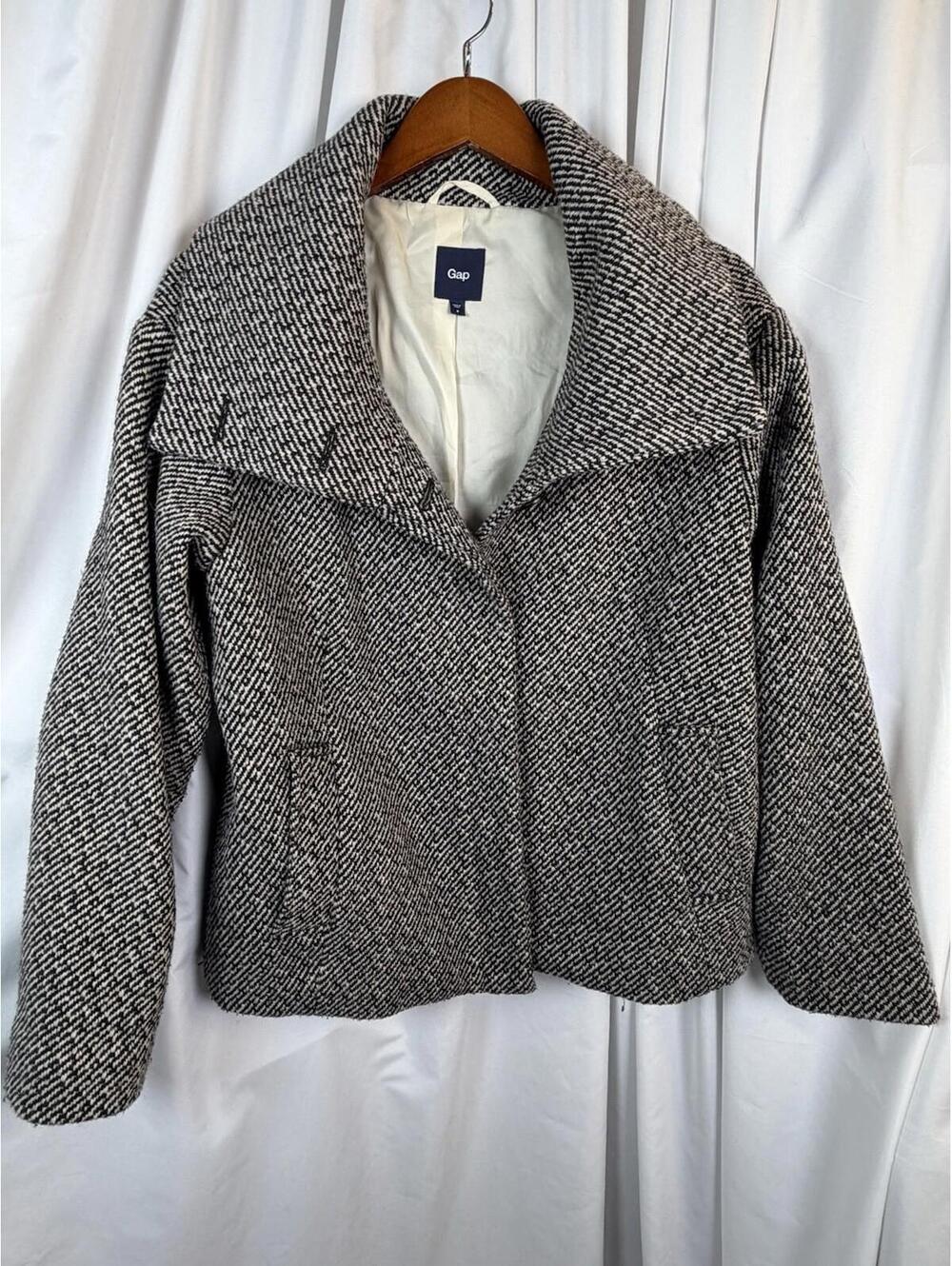 GAP Black and Beige Striped Heavy Winter Coat With Fold Over Size 8 Classic